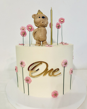 Tort miś zdmuchujący świeczkę