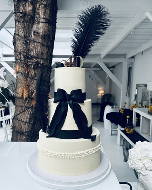 Tort z czarnym piórem