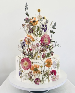 Tort z suszonymi kwiatami