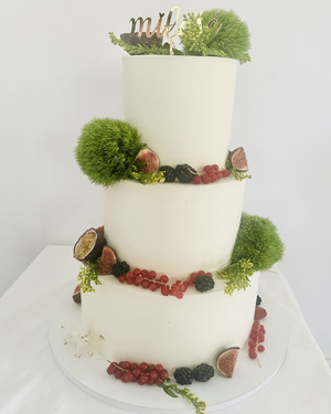 Tort weselny z ozdobami